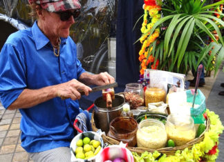 British Vendor’s ‘Jhalmuri Express’ with Bhel Puri Surprise Indian Cricket Fans Outside Oval Stadium