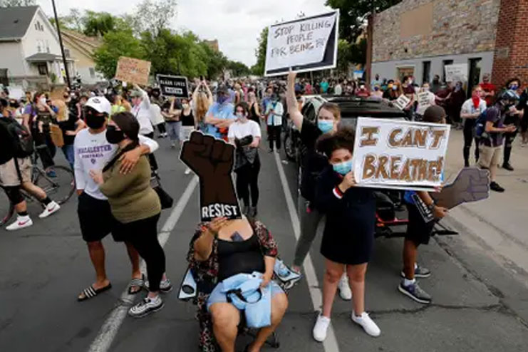 An African American Died After Police Man Choked His Neck With Knees